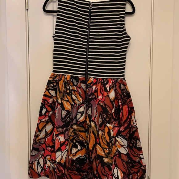 Unique short sleeve dress with fun patterns - Picture 2 of 7